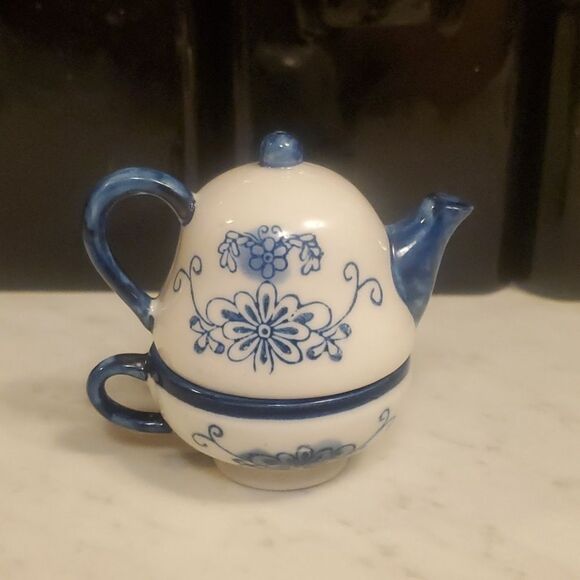 Whimsical Salt and Pepper Shakers Set: Tea Cup/Pot Delft Blue Dutch - Picture 3 of 8